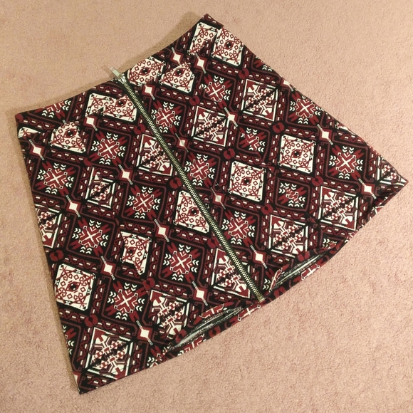 🏷️2/$15 H&M Red Print Mini Skirt with Zipper - Picture 7 of 8